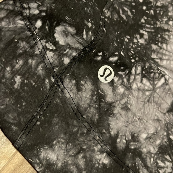 NWOT Lululemon Athletica Black and Gray Graphic High Low T-Shirt - Picture 5 of 5